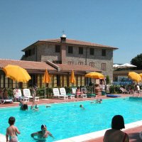 zwembad met parasols